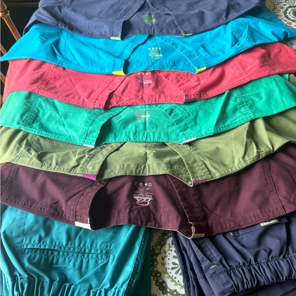 Iguana med scrub tops, XL and pants M! Great condition.